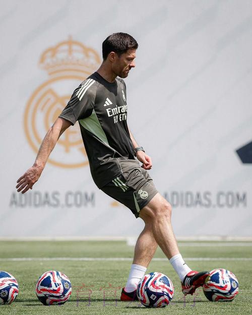 阿隆索:我知道那些关于皇马的传闻 但我专注眼下 阿隆索:我知道那些关于皇马的传闻 但我专注眼下